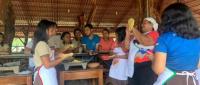 estudiantes haciendo tortillas
