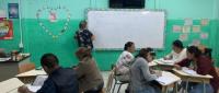 profesora con estudiantes