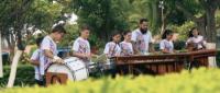 estudiantes con marimbas, tambores y guitarras
