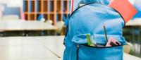 mochila con útiles escolares