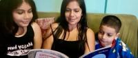 Niños con adulta leyendo libros