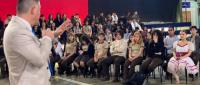 Viceministro con estudiantes