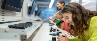 niña con microscopio 