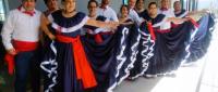 Funcionarios participan en acto cívico para celebrar la independencia