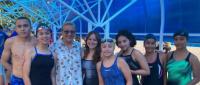 estudiantes atletas de natación con la ministra