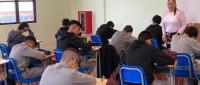 estudiantes haciendo examen
