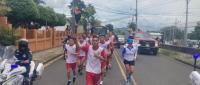 estudiantes corriendo la antorcha