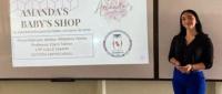 Joven presenta su emprendimiento