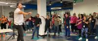 Un grupo de funcionarios del Ministerio de Educación Pública (MEP), que realizan sus funciones en las oficinas centrales ubicadas en la Torre Mercedes, en San José, realizaron actividades de Pausas Activas con expertos del Consejo de Salud Ocupacional (CSO), del Ministerio de Trabajo y Seguridad Social.