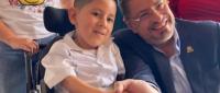Niño de seis años con problemas de movilidad y presidente de la República