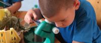 Estudiantes exploran y aprenden con recursos educativos disponibles