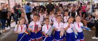 Estudiantes engalanan celebración