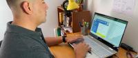 Foto muestra a docente utilizando la herramienta de evaluación