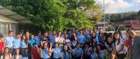 Estudiantes del nuevo colegio y líderes ducativos