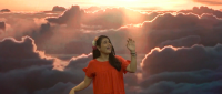 Cantautora: Massiel Rodríguez, cantando y con un fondo de un cielo con sol