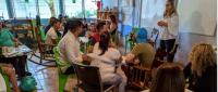 Docentes de inglés recibiendo becas