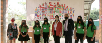 Foto muestra a la viceministra del MEP, al Embajador de Francia y estudiantes 