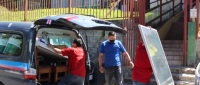 Imagen muestra entrega de implementos tecnológicos a escuela 