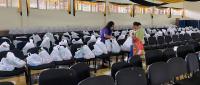Paquetes de alimentos ubicados en un salón 