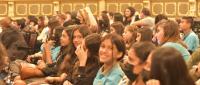 ESTUDIANTES EN LAS BUTACAS DEL TEATRO NACIONAL DE COSTA RICA