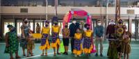 Comunidad educativa y autoridades cortan una cinta de bandera como simbolismo