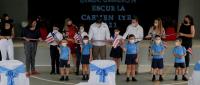 Personas de diferentes edades cortan cinta de bandera