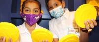 Estudiantes juegan y aprenden con monedas