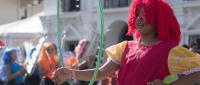 Mujer participante del festival posa con una ula ula 