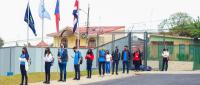 Estudiantes hacen fila para lavado de manos.