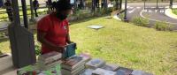 Imagen muestra los libros entregados en un liceo rural 