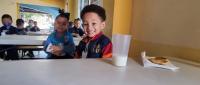 Niños y niñas reciben complemento