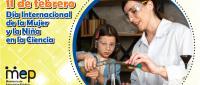 Una mujer y una niña explorando con la ciencia