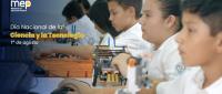 Estudiantes con objetos de laboratorio y robótica.