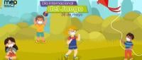 Se ilustra niños con tapabocas jugando en un parque.