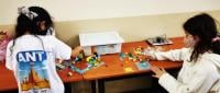 Dos niñas utilizando elementos de robótica 