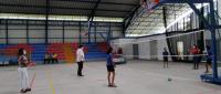 Estudiantes y Presidente comparten en el gimnasio.