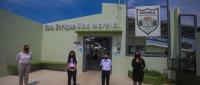 Ministra y comunidad educativa posan frente a la nueva escuela 
