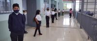 Estudiantes regresan a las aulas.