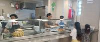 estudiantes reciben almuerzo
