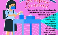 Niña con mascarilla, de pie, aplicando alcohol en gel