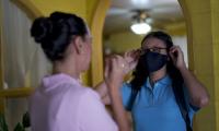 Estudiante de secundaria y su madre