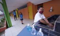 Tres estudiantes con mascarilla en el centro educativo