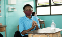Estudiante con cubrebocas en un aula