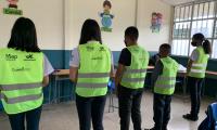 5 Estudiantes con chaleco reflectivo