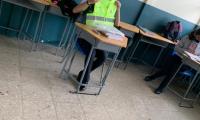 Estudiante con chaleco reflectivo