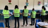 estudiantes con chalecos reflectivos