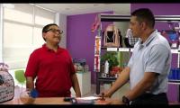 Un adulto y un niño conversan