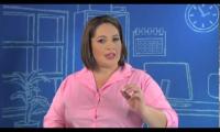 Mujer de camiseta rosada explica una lección