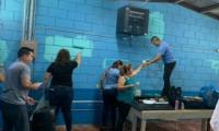 estudiantes pintando