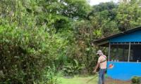 hombre con podadora de zacate 